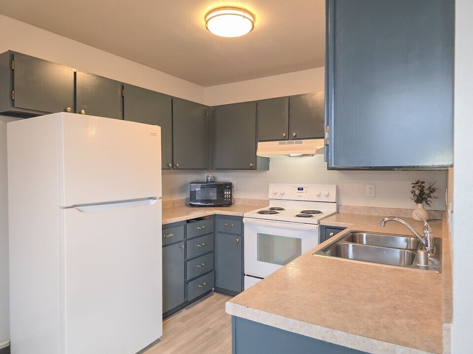 3282 Adams Dr in Fairbanks, AK - Building Photo