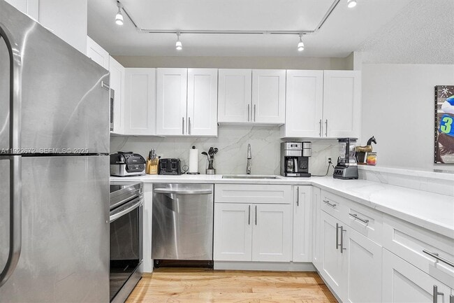 600 Parkview Dr in Hallandale Beach, FL - Building Photo - Building Photo