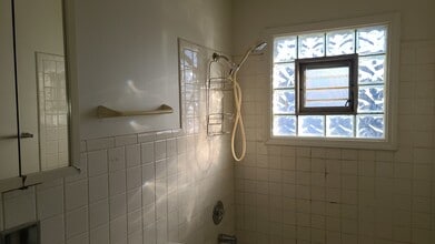 1335 Abbott Dr-Unit -6 in Elgin, IL - Building Photo - Building Photo