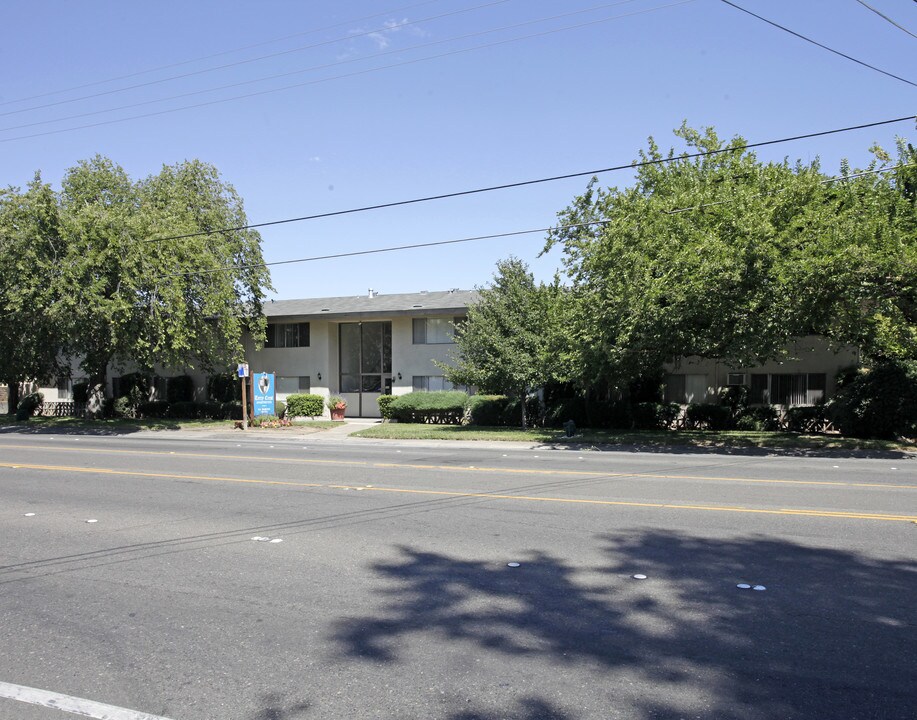 Terry Crest Apartments in Sacramento, CA - Building Photo