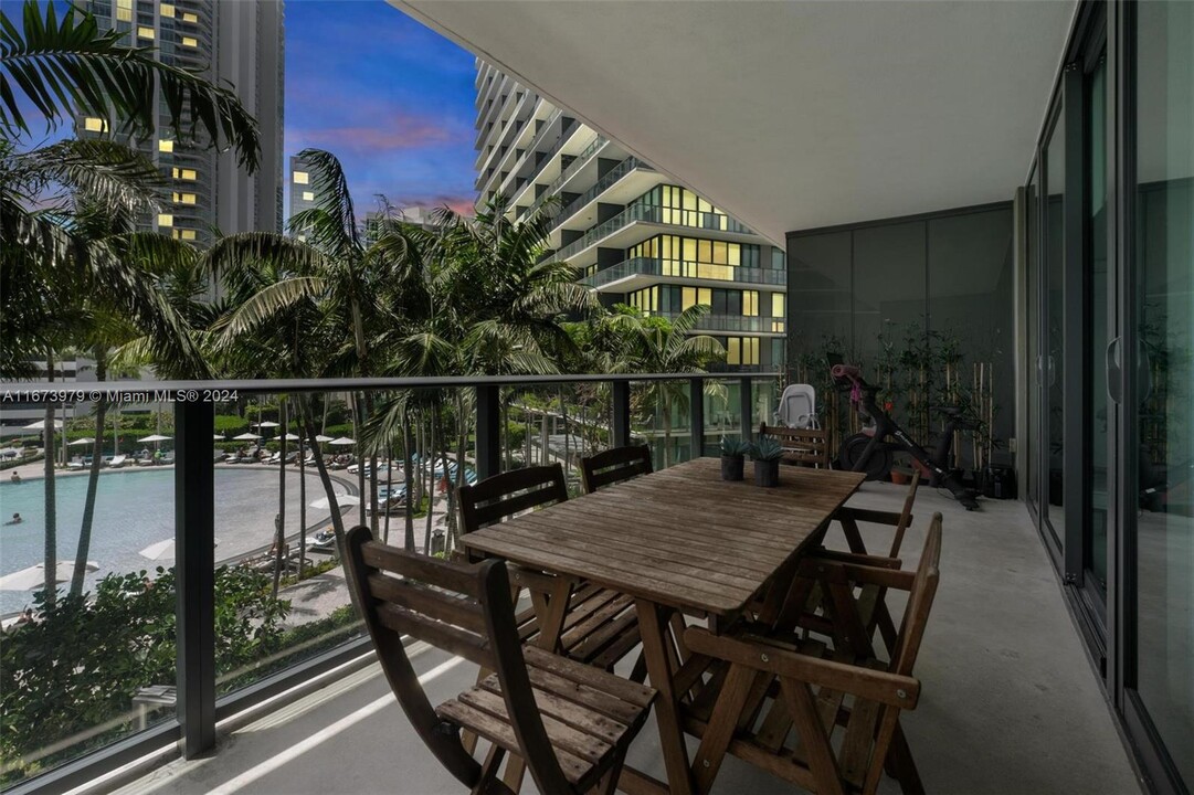 650 NE 32nd St, Unit 703 in Miami, FL - Building Photo