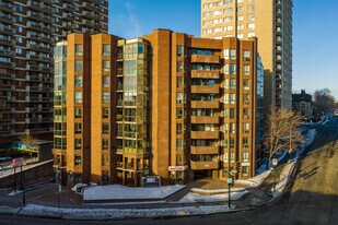 1075 Sherbrooke E in Montréal, QC - Building Photo