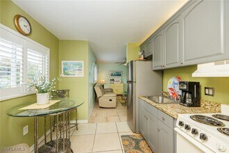8127 Country Rd in Ft. Myers, FL - Foto de edificio - Building Photo