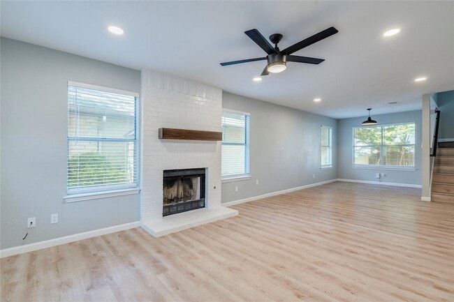 13808 Lothian Dr in Pflugerville, TX - Foto de edificio - Building Photo