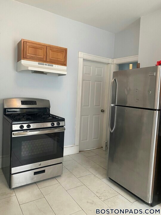 61 Crescent Ave in Boston, MA - Building Photo