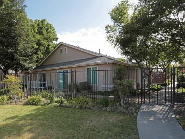 Claremont Senior Apartments in Clovis, CA - Foto de edificio - Building Photo