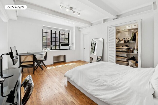 211 E 35th St in New York, NY - Building Photo - Building Photo