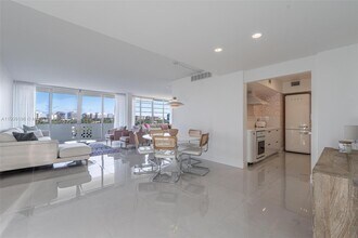 9101 E Bay Harbor Dr in Bay Harbor Islands, FL - Foto de edificio - Building Photo