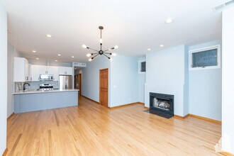 2338 N Greenview Ave, Unit 2B in Chicago, IL - Building Photo - Building Photo