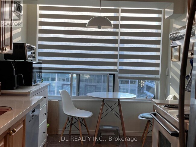 238 Doris Ave in Toronto, ON - Building Photo - Building Photo