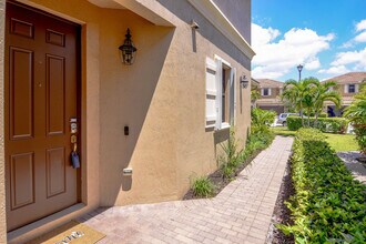 10373 Wellington Parc Dr in Wellington, FL - Building Photo - Building Photo