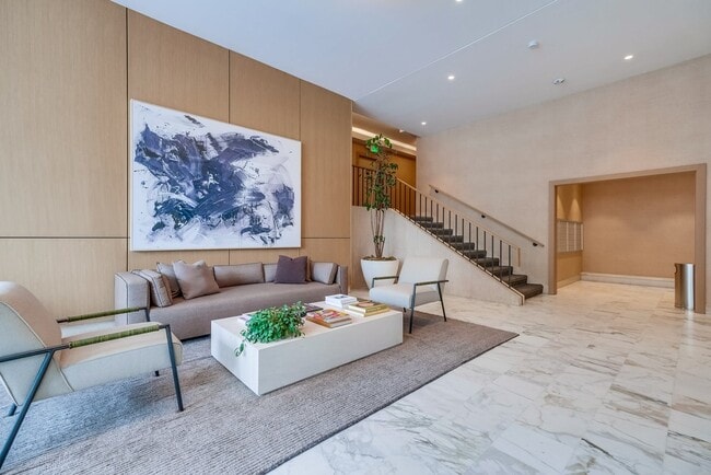 999 N Doheny Dr, Unit 302 in West Hollywood, CA - Building Photo - Building Photo