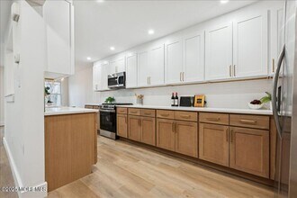 18 Oak Knl Dr in Matawan, NJ - Building Photo - Building Photo