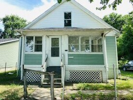 211 E Washington St in Champaign, IL - Building Photo