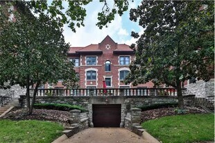 7515 Buckingham Dr, Unit 2N in Clayton, MO - Building Photo