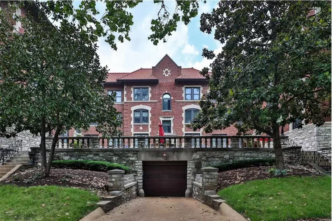 7515 Buckingham Dr, Unit 2N in Clayton, MO - Building Photo