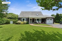 14 Meadowgrass Ln in Southampton, NY - Building Photo - Building Photo