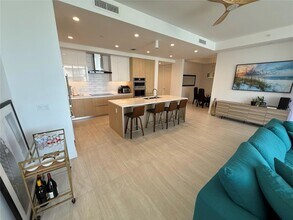 301 Quay Cmn, Unit 1004 in Sarasota, FL - Foto de edificio - Building Photo