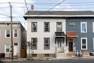 524 State St in Hudson, NY - Building Photo