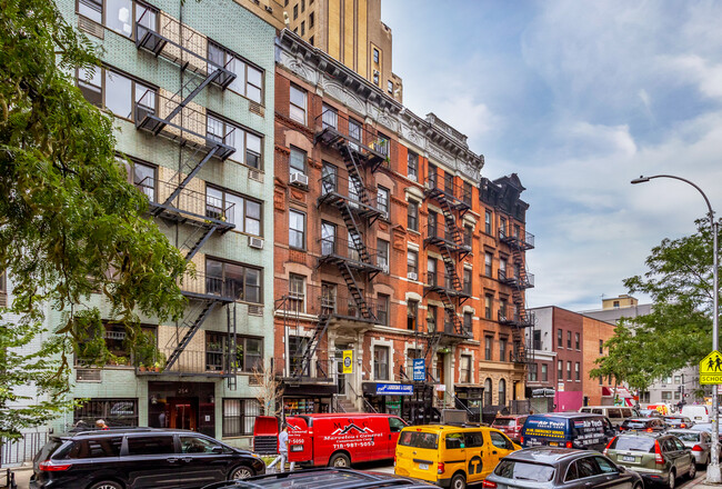 256 W 15th St in New York, NY - Building Photo - Building Photo