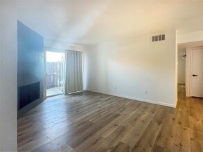 9350 Country Creek St in Houston, TX - Foto de edificio - Building Photo