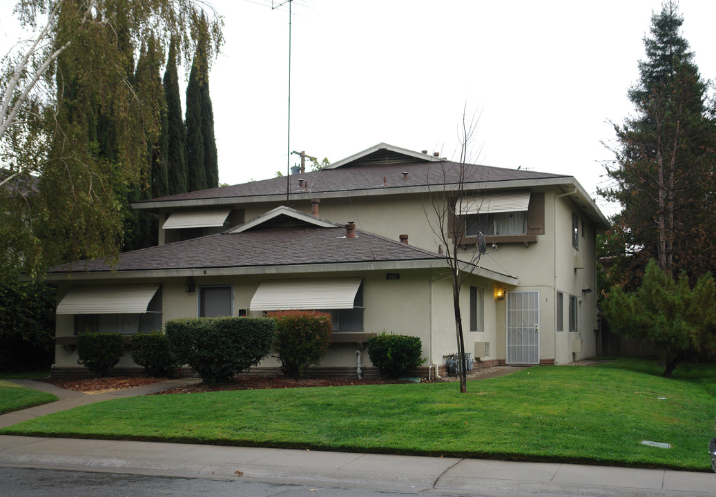 908 Dornajo Way in Sacramento, CA - Foto de edificio