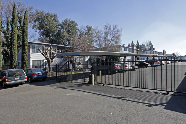 Royal Oaks Garden Apartments in Sacramento, CA - Building Photo - Building Photo