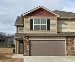 122-124-124 Ryan Ct in Platte City, MO - Building Photo