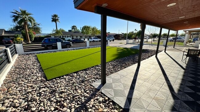 222 E Southgate Ave in Phoenix, AZ - Foto de edificio - Building Photo