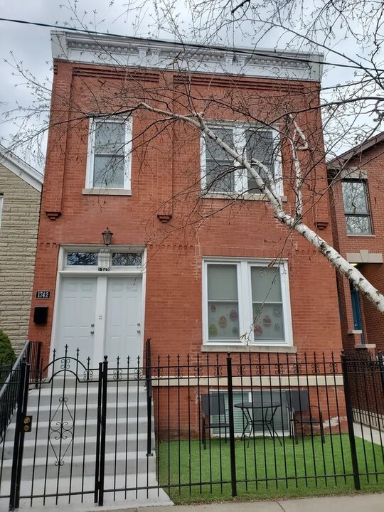1742 W Superior St in Chicago, IL - Building Photo