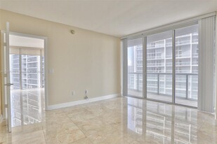 495 Brickell Ave in Miami, FL - Building Photo - Building Photo