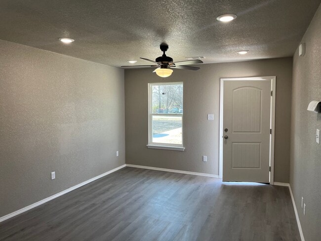 222 W 8th St in Mulberry, AR - Building Photo - Building Photo