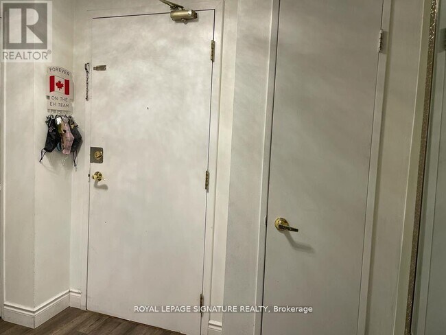 155 Hillcrest Ave in Mississauga, ON - Building Photo - Building Photo