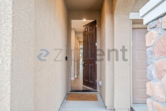 572 Delicato Dr in Lathrop, CA - Building Photo - Building Photo