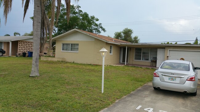 1422 Kimdale St E in Lehigh Acres, FL - Building Photo - Building Photo