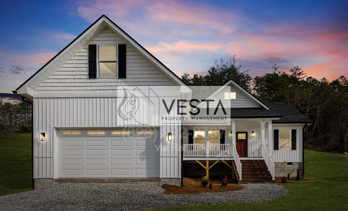 11 Apple Meadow Ln in Alexander, NC - Building Photo