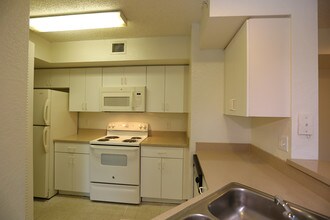 Waverly Apartments in West Palm Beach, FL - Building Photo - Interior Photo