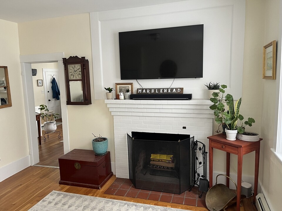 126 Pleasant St-Unit -2 in Marblehead, MA - Foto de edificio