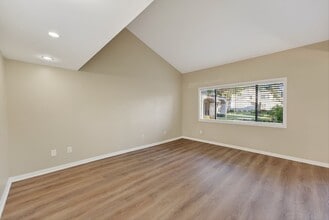 404 N Vía Roma in Anaheim, CA - Building Photo - Building Photo