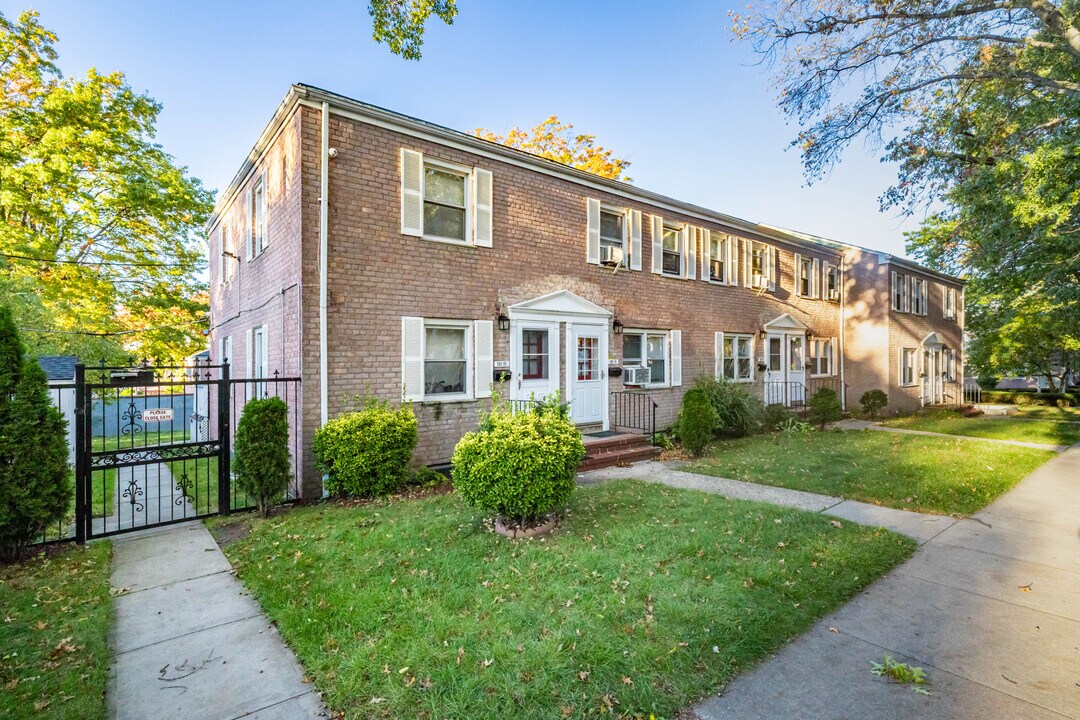 11012 64th Rd in Forest Hills, NY - Building Photo