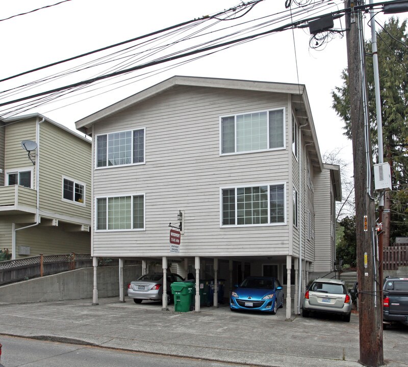 Woodmont Apartment in Seattle, WA - Foto de edificio