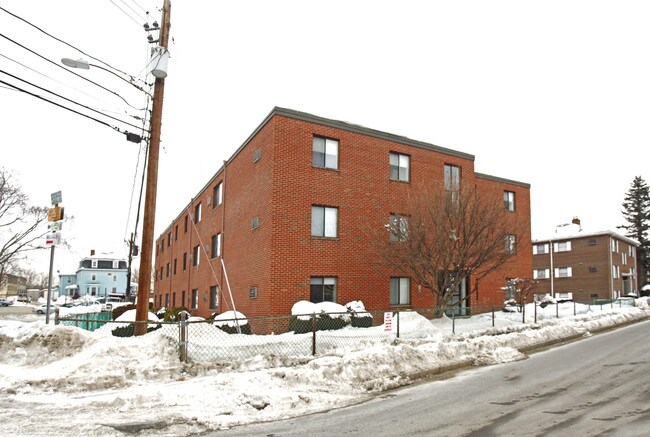 51 Pond St in Waltham, MA - Foto de edificio - Building Photo