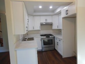 8728 Cedros Ave in Los Angeles, CA - Foto de edificio - Building Photo