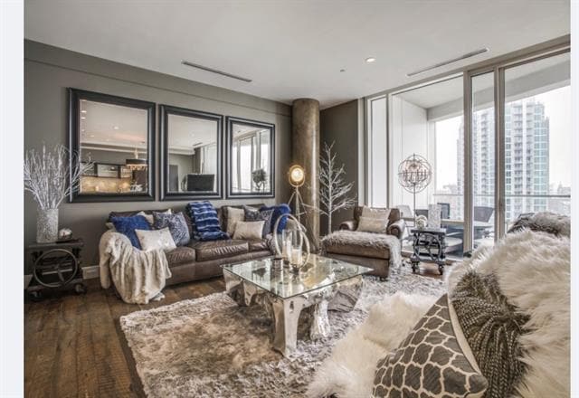 2408 Victory Park Ln in Dallas, TX - Building Photo - Building Photo