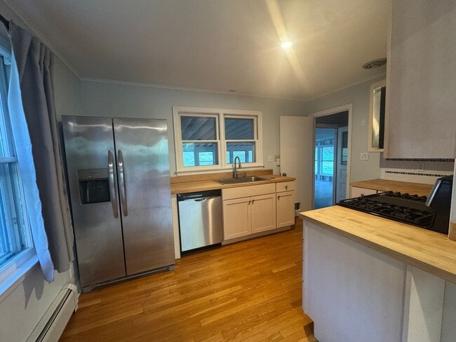 24 Henderson Rd in Williamstown, MA - Building Photo - Building Photo