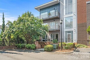 2200 Lyndhurst Ave, Unit 201 in Charlotte, NC - Building Photo