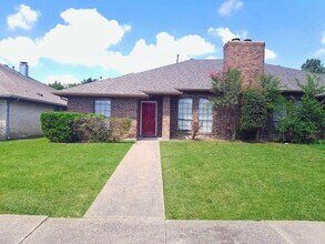 13333 Fall Manor Dr in Dallas, TX - Foto de edificio - Building Photo