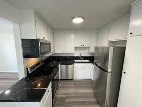 14850 Hesby St, Unit 203 in Sherman Oaks, CA - Building Photo - Building Photo