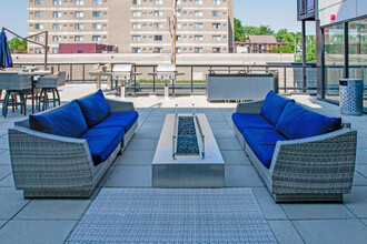 Residence at Discovery Square in Rochester, MN - Foto de edificio - Building Photo