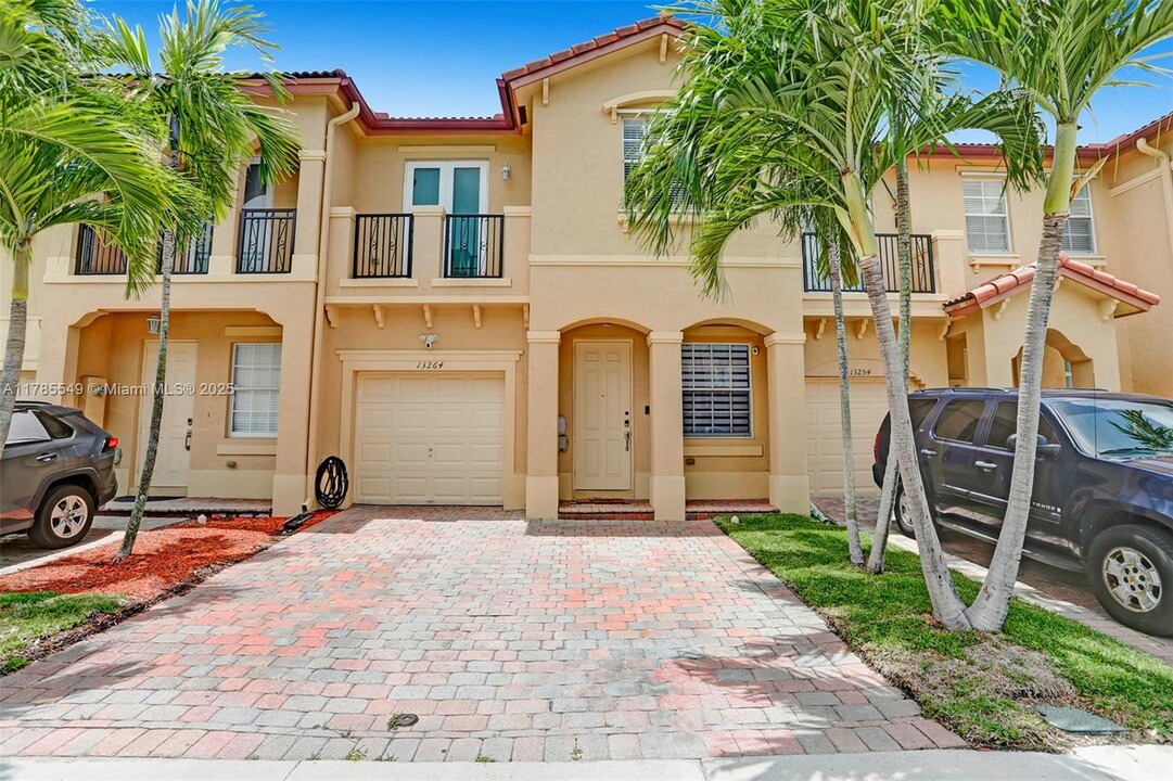 13264 SW 128th Path in Miami, FL - Foto de edificio
